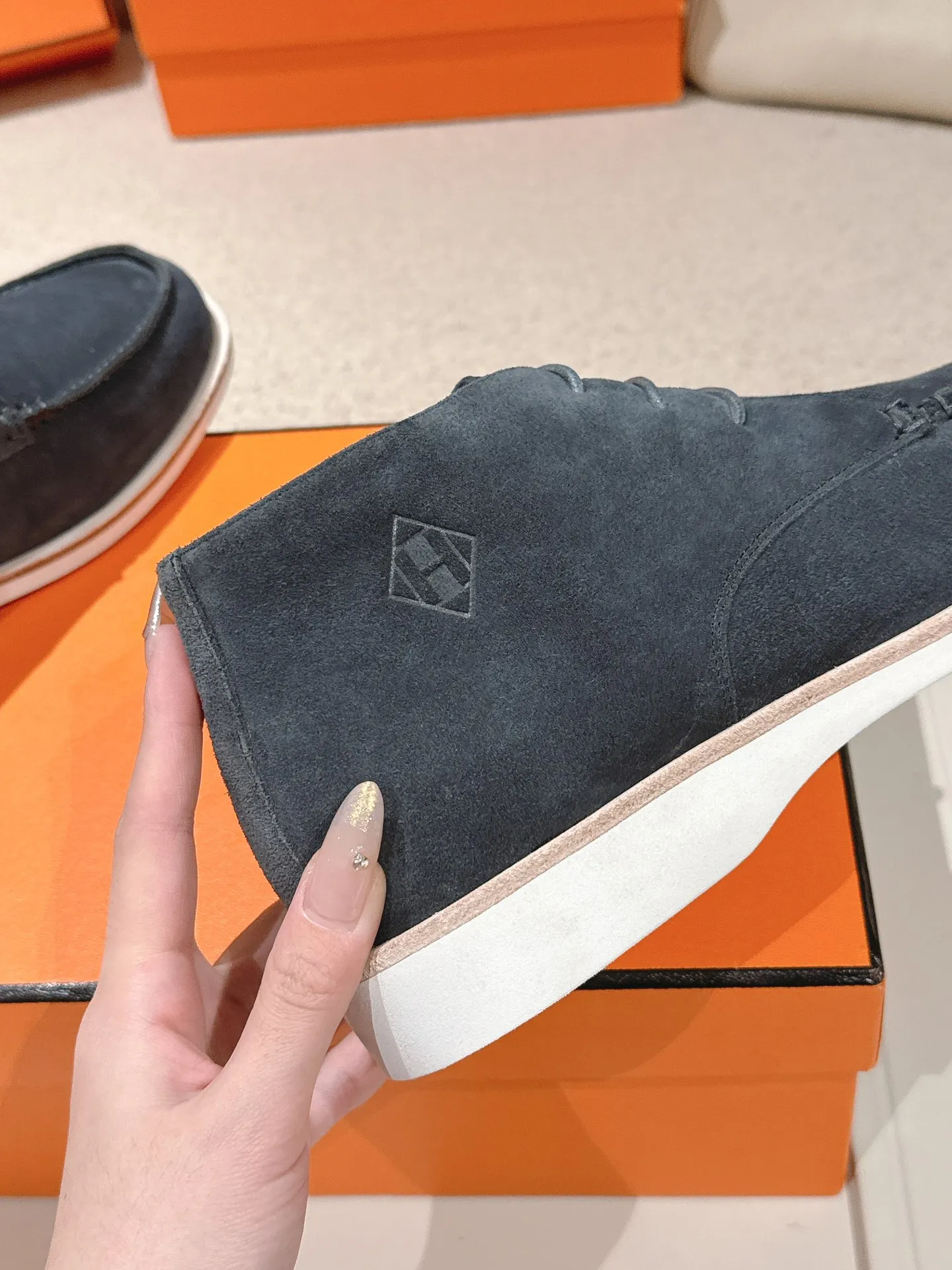 Men's Men's Shoes 660💰 Hermes men's size #26ss calfskin derby shoes, decorated with signature "H Diamant" details for a stylish and casual style. Fabric: Cow suede Lining: Mixed sheep lining Outsole: Genuine leather welt + original TPU Bottom thickness: 3CM Code number: 39-45 (customized at 46.47)